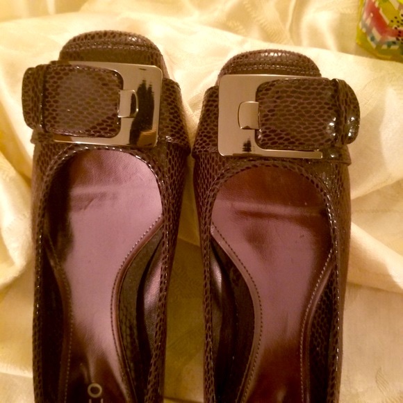 Liz & Co Purple Snakeskin Flats - Picture 4 of 5